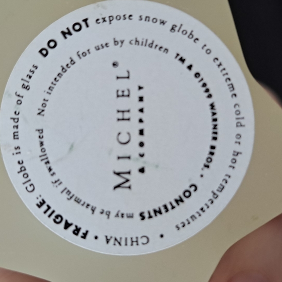 Small daffy snow globe - Picture 3 of 3